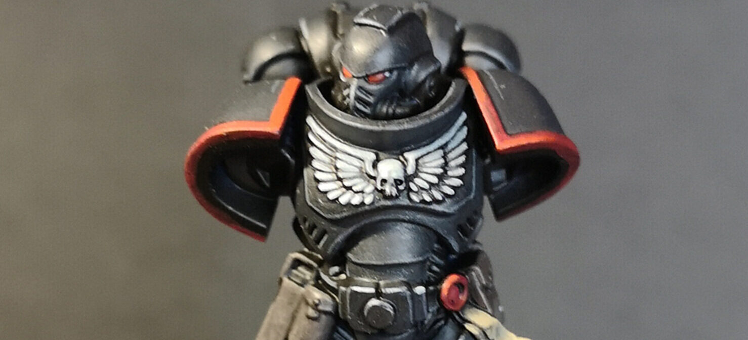 Wash black and metal areas with Gloss Nuln Oil